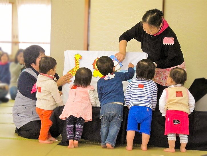 孤育てさせず、親子が育ちあう子育てサロンは親子の遊び場。