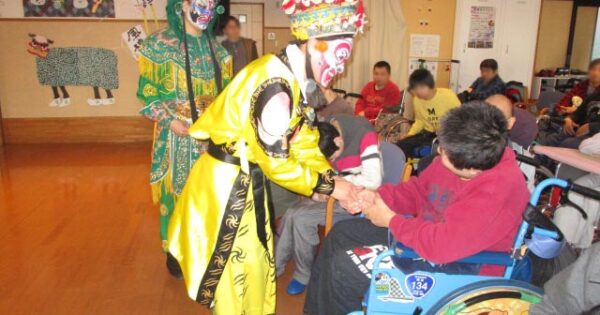 中国伝統芸能「京劇」の振興活動と福祉支援　