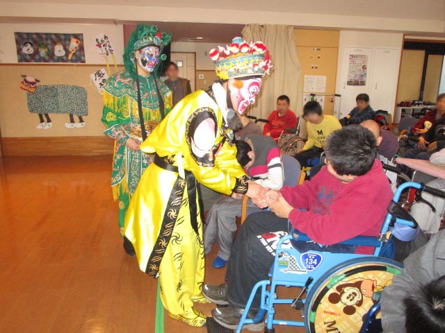 中国伝統芸能「京劇」の振興活動と福祉支援　