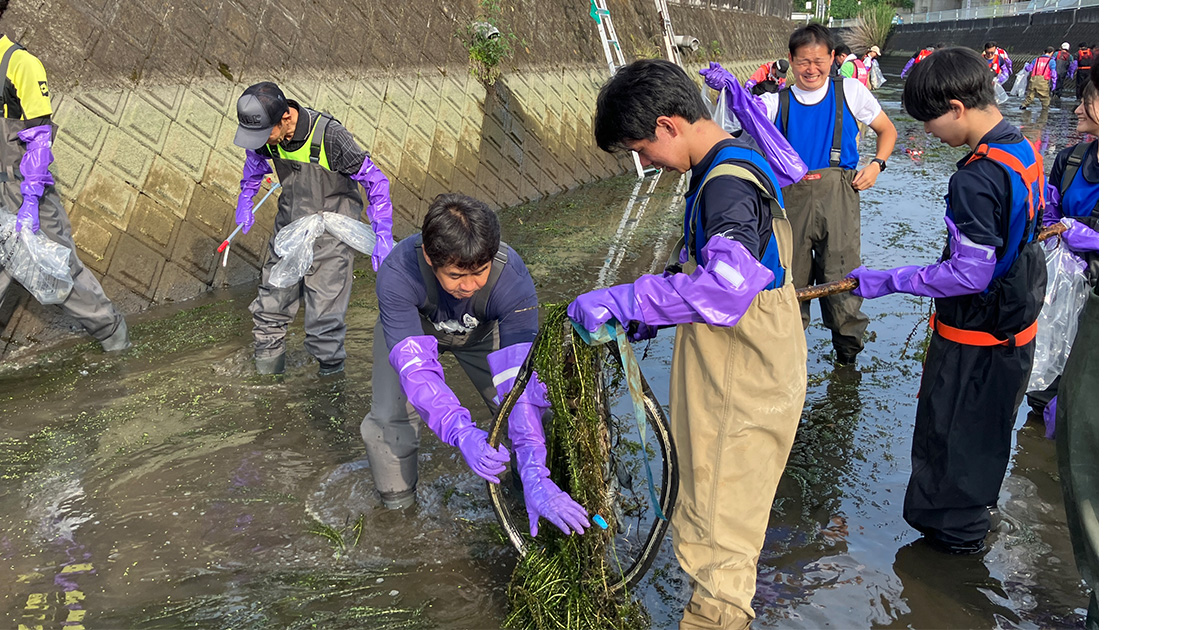 皆の心が一つになる、未来の荒川をつくる会の河川清掃